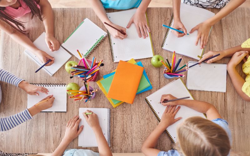 ragazzi-intorno-al-tavolo-della-scuola